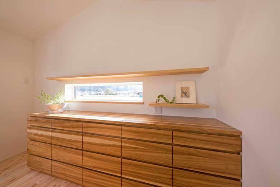На фото: параллельная кухня-гостиная среднего размера в скандинавском стиле с врезной мойкой, фартуком цвета металлик, светлым паркетным полом и полуостровом