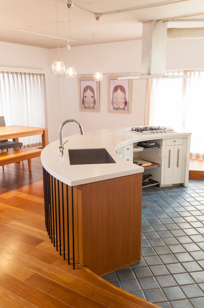 東京23区にあるコンテンポラリースタイルのおしゃれなキッチン (シングルシンク、フラットパネル扉のキャビネット、白いキャビネット、青い床) の写真
