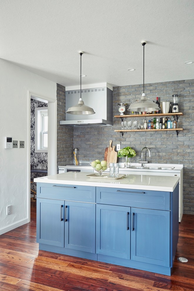 Esempio di una cucina tradizionale con ante con riquadro incassato, ante blu, paraspruzzi grigio, pavimento in legno massello medio e pavimento marrone