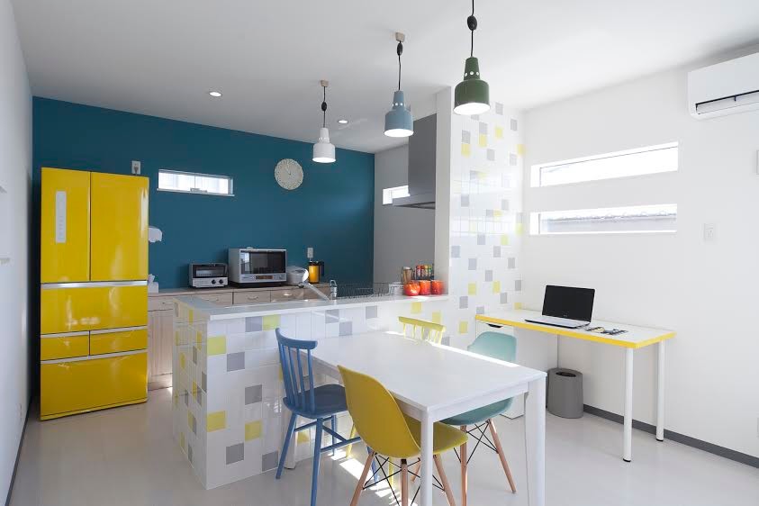 Cette image montre une cuisine ouverte parallèle minimaliste avec un sol gris.