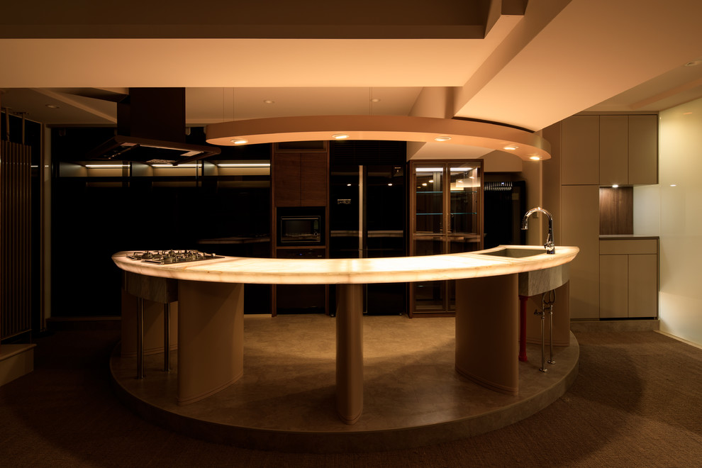 Inspiration för ett stort funkis linjärt kök, med luckor med glaspanel, bänkskiva i onyx och en köksö