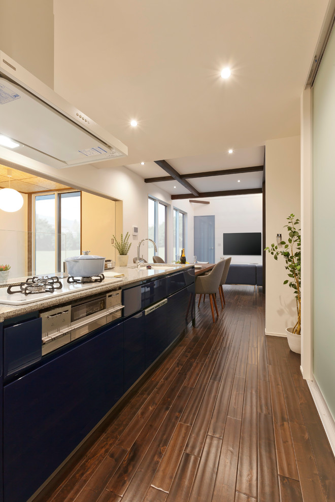 Offene, Einzeilige Moderne Küche mit Küchenrückwand in Grau, Küchengeräten aus Edelstahl, dunklem Holzboden und braunem Boden in Sonstige