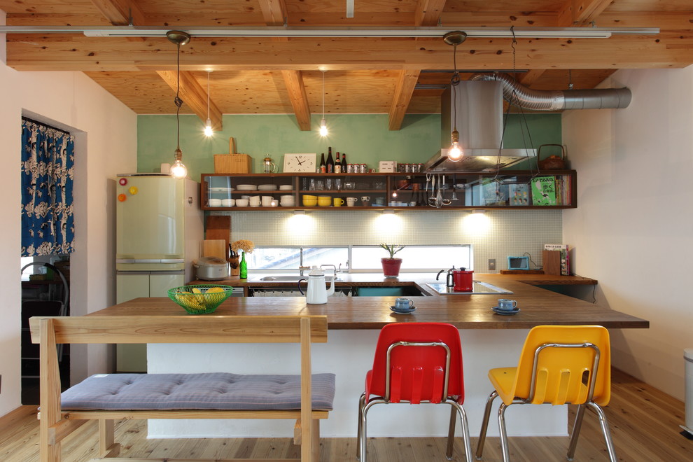 Свежая идея для дизайна: кухня в восточном стиле с одинарной мойкой, деревянной столешницей, паркетным полом среднего тона и коричневым полом - отличное фото интерьера