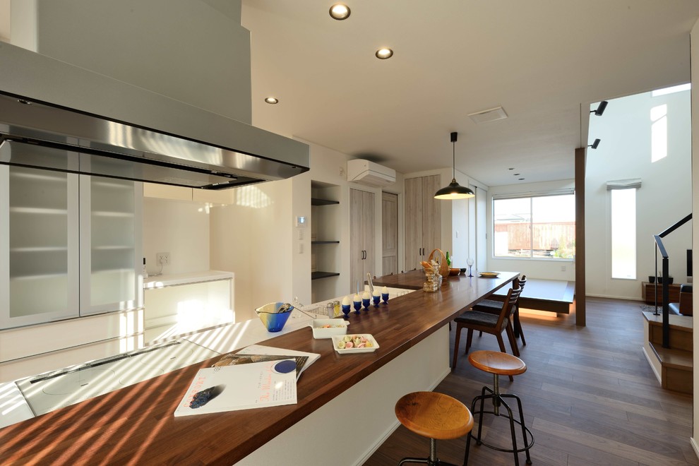 Exempel på ett modernt kök med öppen planlösning, med mörkt trägolv och brunt golv