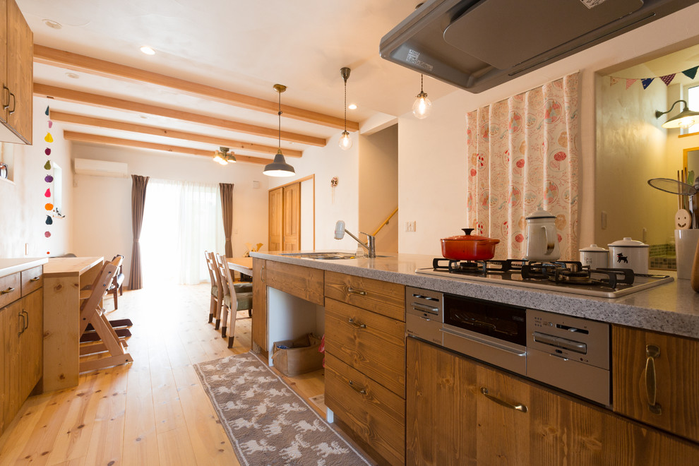 Cette image montre une cuisine ouverte linéaire chalet en bois foncé avec un évier 1 bac, parquet clair, aucun îlot, un placard à porte plane et un sol marron.