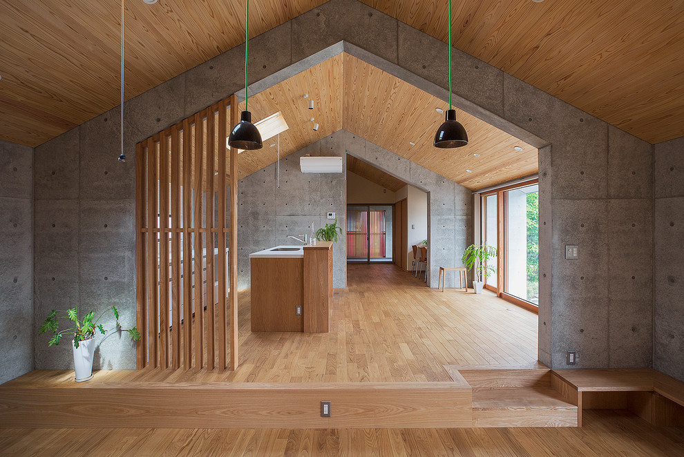 Ejemplo de cocina minimalista abierta con suelo de madera en tonos medios