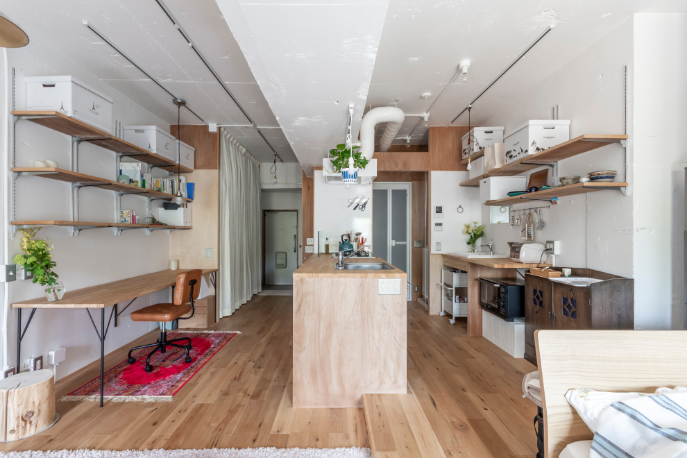 東京23区にあるインダストリアルスタイルのおしゃれなキッチン (アンダーカウンターシンク、木材カウンター、淡色無垢フローリング、ベージュの床、ベージュのキッチンカウンター) の写真