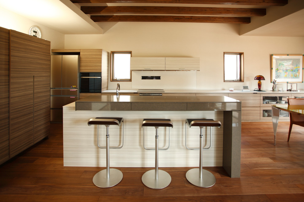 Modern inredning av ett stort vit vitt kök, med en undermonterad diskho, luckor med profilerade fronter, beige skåp, bänkskiva i koppar, vitt stänkskydd, rostfria vitvaror, mellanmörkt trägolv, en köksö och brunt golv