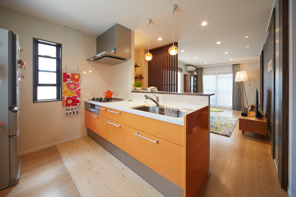 Cette photo montre une cuisine ouverte moderne avec une crédence blanche et un plan de travail blanc.