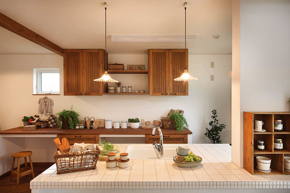 Foto de cocina nórdica con fregadero encastrado, salpicadero blanco, suelo de madera en tonos medios y suelo marrón