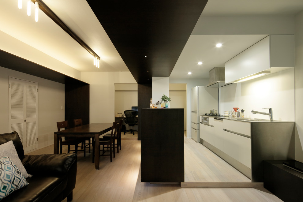 東京23区にあるモダンスタイルのおしゃれなキッチン (オープンシェルフ、濃色木目調キャビネット、ステンレスカウンター、白いキッチンパネル、黒い調理設備、合板フローリング、ベージュの床、茶色いキッチンカウンター) の写真