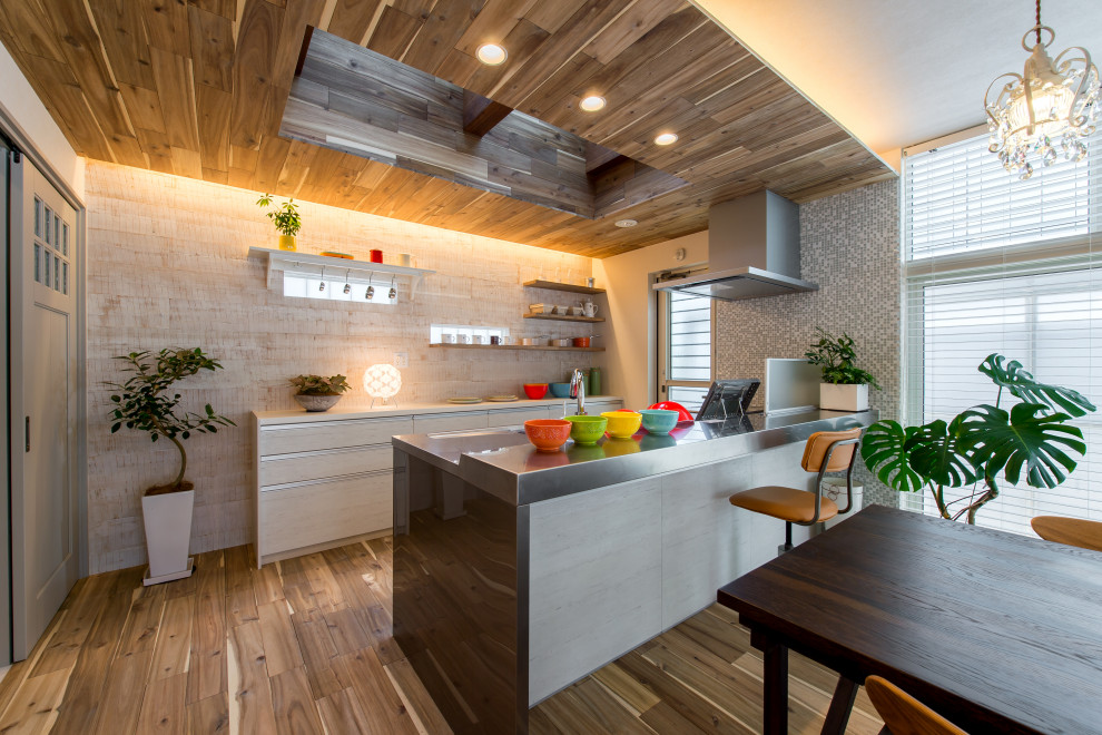 Ispirazione per una cucina contemporanea con pavimento in legno massello medio