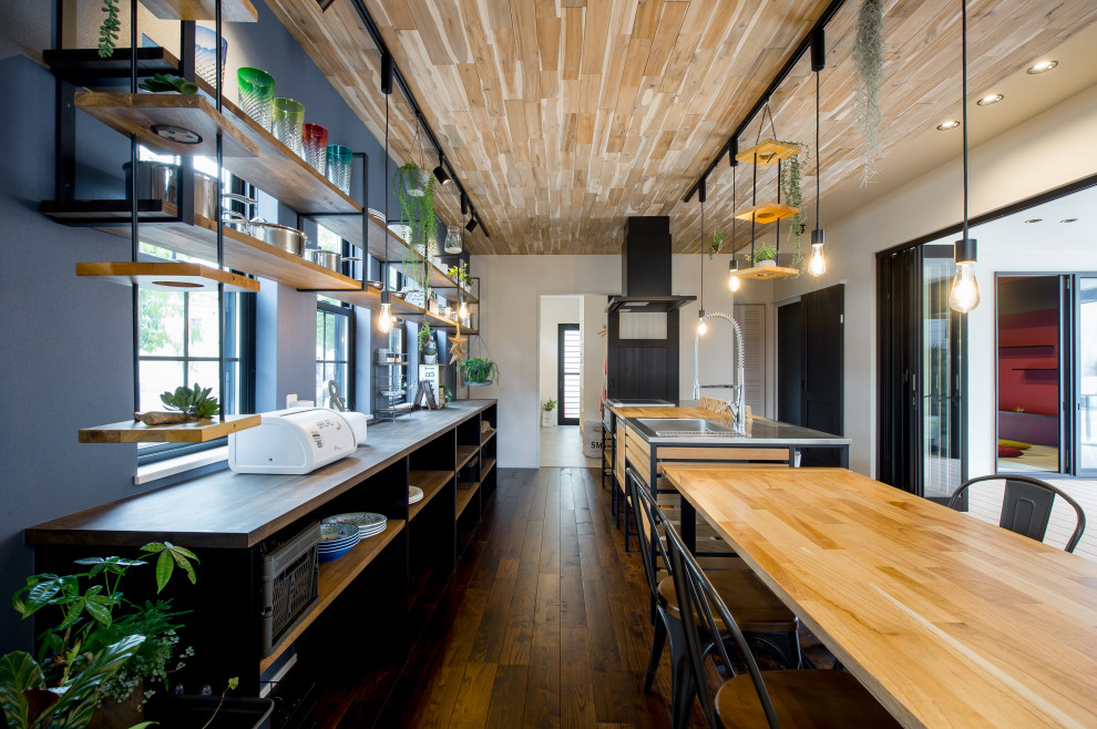 Стильный дизайн: кухня в восточном стиле с темным паркетным полом и деревянным потолком - последний тренд
