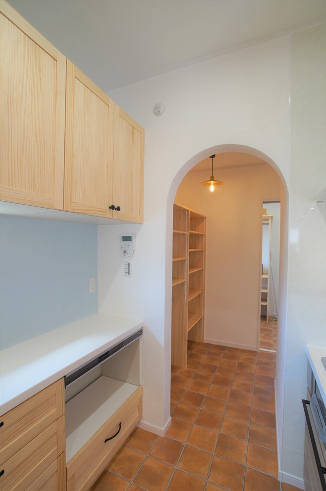 Idéer för minimalistiska vitt kök, med skåp i ljust trä, bänkskiva i koppar och orange golv