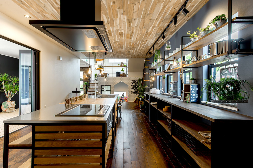 Inspiration för ett industriellt brun linjärt brunt kök med öppen planlösning, med en enkel diskho, öppna hyllor, mellanmörkt trägolv, en köksö och brunt golv