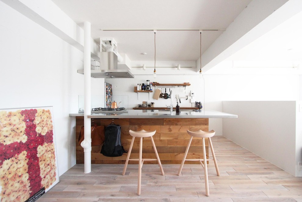 Diseño de cocina escandinava con fregadero integrado, encimera de acero inoxidable, suelo de madera pintada, una isla y suelo beige