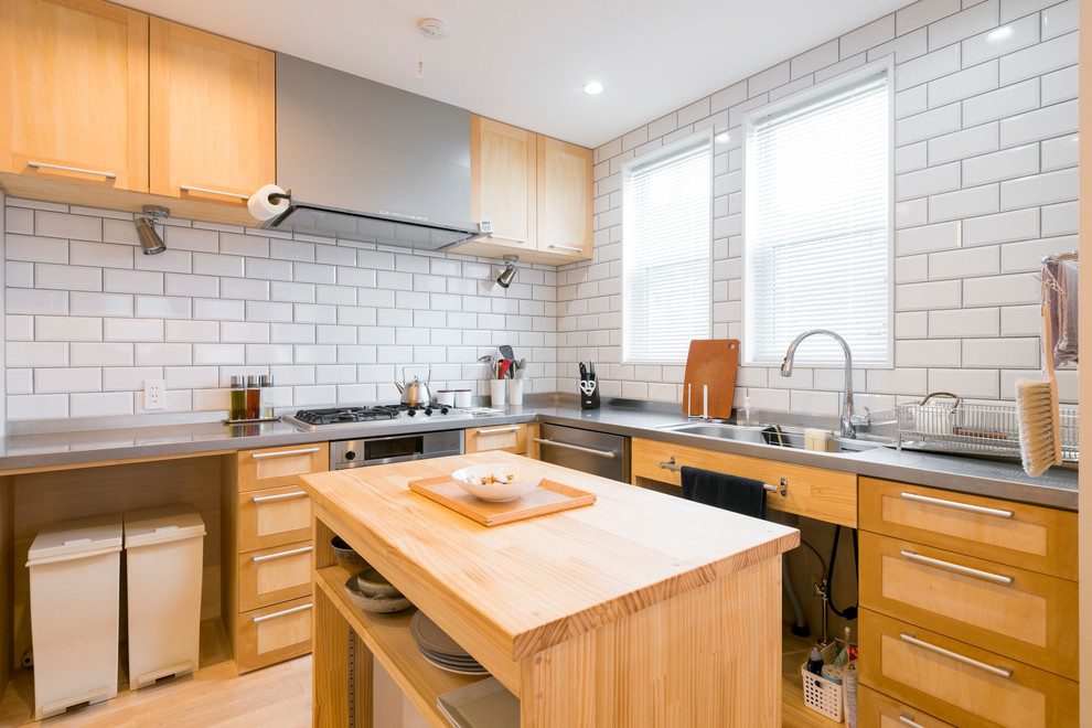 他の地域にある北欧スタイルのおしゃれなキッチン (一体型シンク、淡色無垢フローリング、ベージュの床) の写真