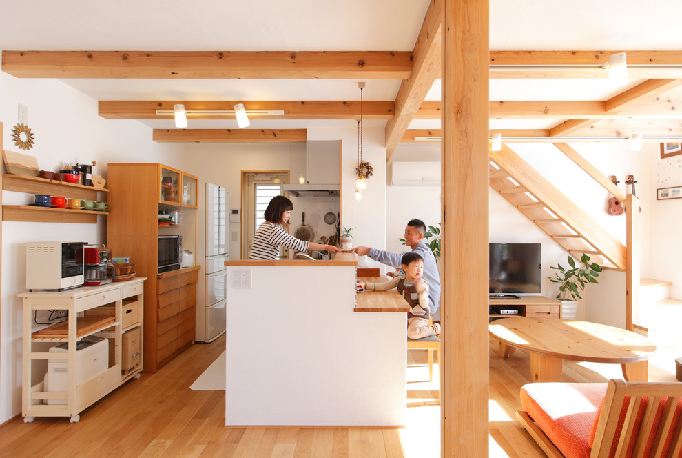 Свежая идея для дизайна: маленькая прямая кухня-гостиная с белой техникой, паркетным полом среднего тона и полуостровом для на участке и в саду - отличное фото интерьера