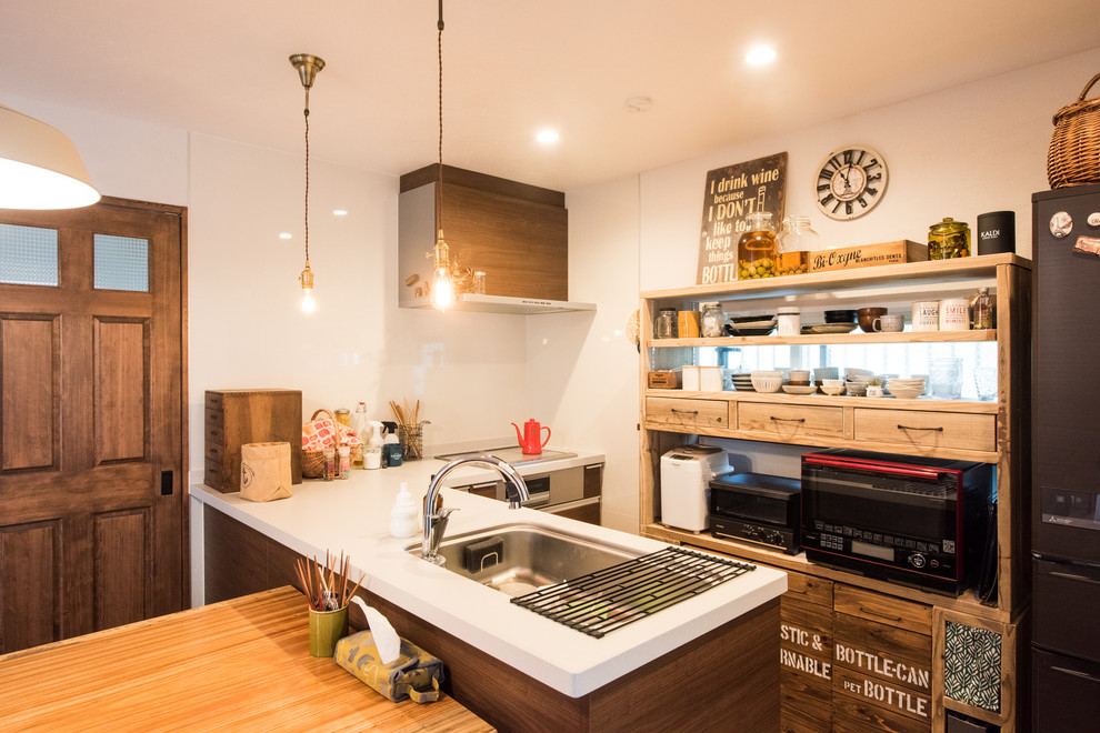 東京23区にあるカントリー風のおしゃれなアイランドキッチン (白いキッチンパネル、ガラス板のキッチンパネル、白いキッチンカウンター) の写真