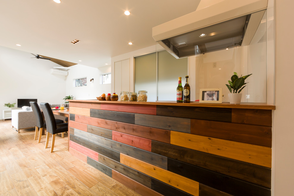 Источник вдохновения для домашнего уюта: прямая кухня-гостиная в современном стиле с паркетным полом среднего тона и коричневым полом