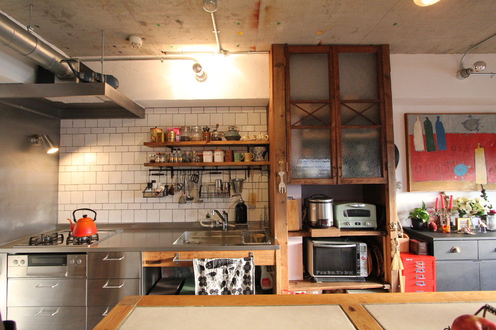 東京都下にあるインダストリアルスタイルのおしゃれなキッチンの写真