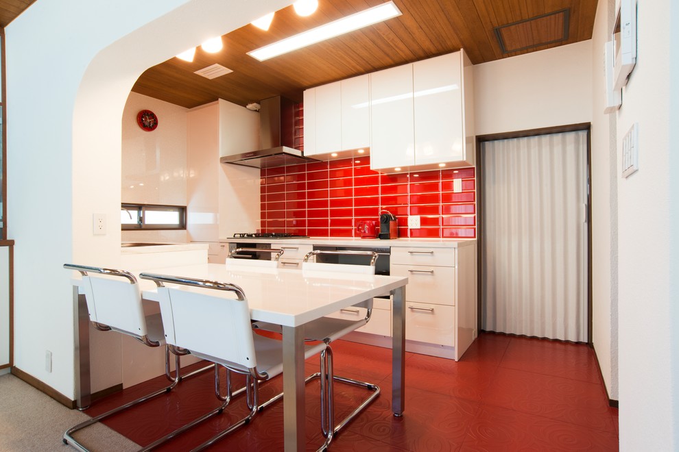 Offene, Kleine, Einzeilige Moderne Küche mit Waschbecken, flächenbündigen Schrankfronten, weißen Schränken, Küchenrückwand in Rot, Kücheninsel und rotem Boden in Yokohama