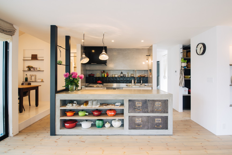 他の地域にあるエクレクティックスタイルのおしゃれなキッチン (シングルシンク、オープンシェルフ、淡色無垢フローリング、茶色い床) の写真