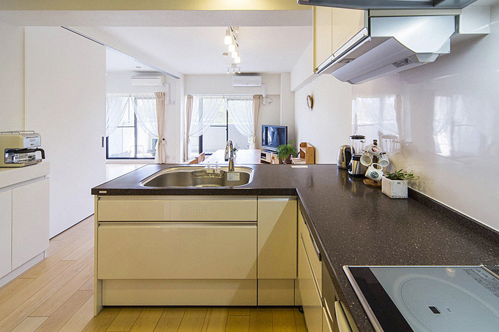 Photo of a contemporary kitchen in Tokyo Suburbs.
