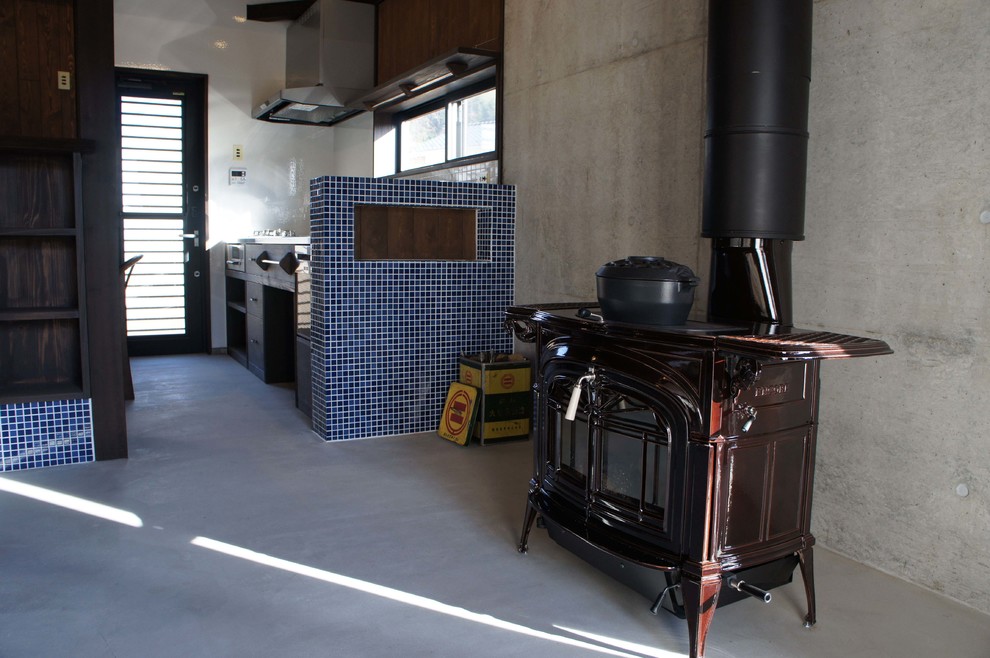 Bild på ett mellanstort lantligt brun linjärt brunt kök och matrum, med öppna hyllor, skåp i mörkt trä, rostfria vitvaror, betonggolv, en undermonterad diskho, bänkskiva i rostfritt stål, brunt stänkskydd, stänkskydd i trä och grått golv