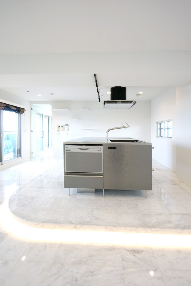 Modelo de cocina minimalista grande abierta con suelo de mármol, una isla, papel pintado, fregadero de un seno, puertas de armario grises, suelo blanco y encimeras grises