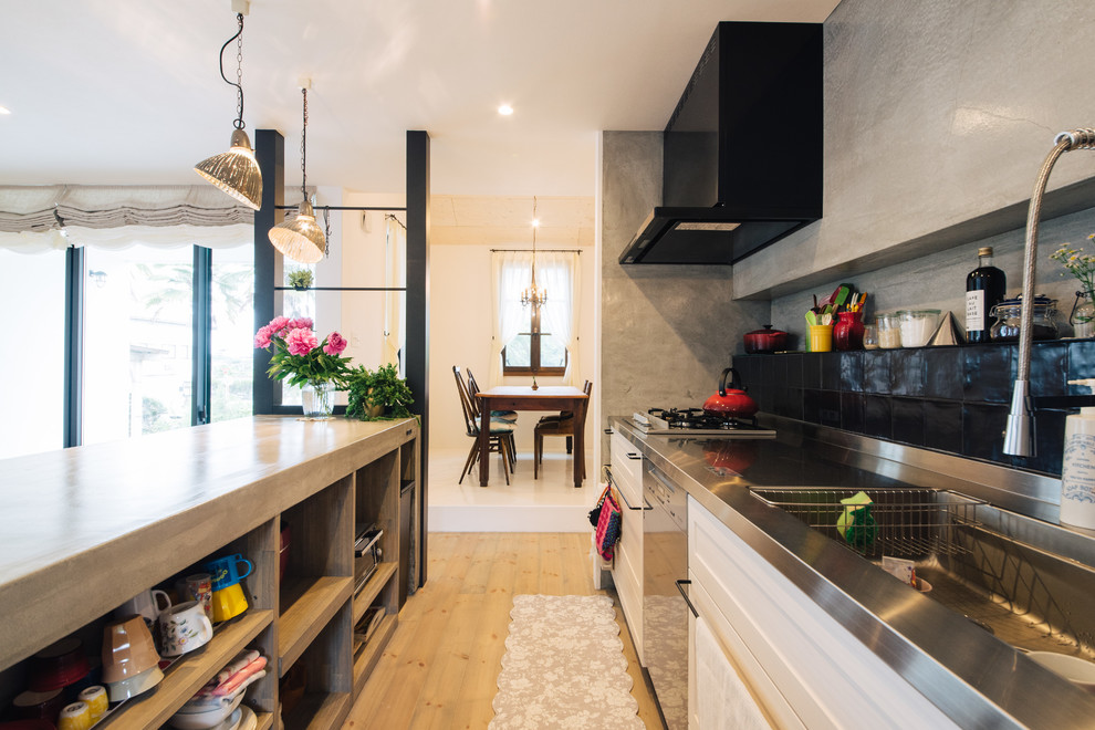 他の地域にあるインダストリアルスタイルのおしゃれなキッチン (シングルシンク、オープンシェルフ、淡色無垢フローリング、茶色い床) の写真