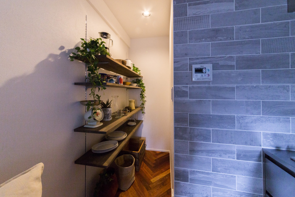 Offene, Einzeilige, Kleine Mediterrane Küche mit integriertem Waschbecken, braunem Boden und Küchenrückwand in Metallic in Tokio