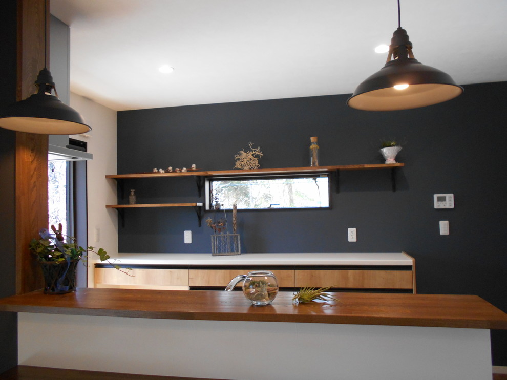 Idéer för att renovera ett mellanstort industriellt brun linjärt brunt kök med öppen planlösning, med en integrerad diskho, skåp i mellenmörkt trä, bänkskiva i rostfritt stål, beige stänkskydd, plywoodgolv och brunt golv