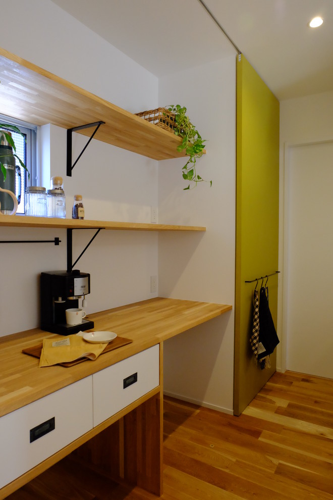 Idée de décoration pour une cuisine nordique avec un plan de travail en bois.