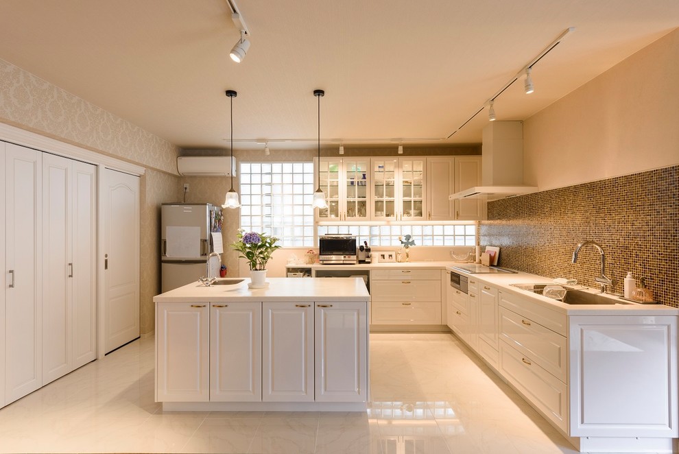 福岡にあるトラディショナルスタイルのおしゃれなキッチン (シングルシンク、落し込みパネル扉のキャビネット、白いキャビネット、白い床) の写真