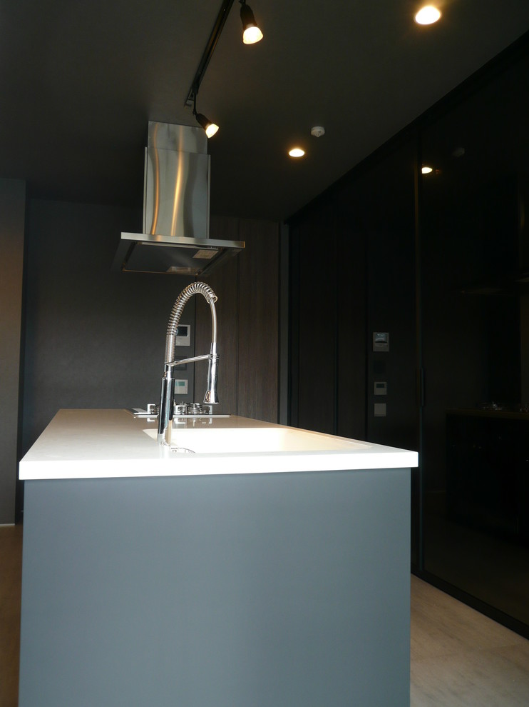 Esempio di una cucina shabby-chic style di medie dimensioni con lavello sottopiano, ante lisce, ante nere, top in quarzo composito, elettrodomestici in acciaio inossidabile, pavimento con piastrelle in ceramica e pavimento grigio