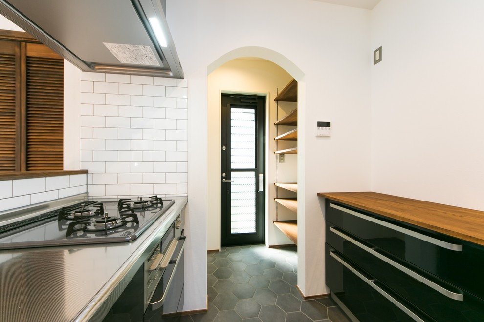 Foto de cocina de estilo de casa de campo con salpicadero blanco y salpicadero de azulejos tipo metro