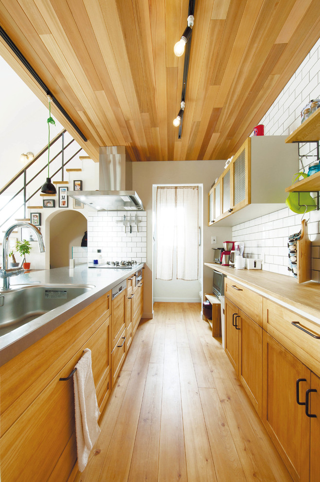 Imagen de cocina de estilo de casa de campo con salpicadero blanco y salpicadero de azulejos tipo metro