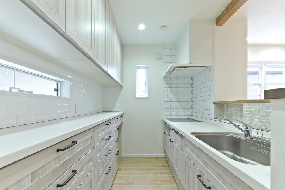 Imagen de cocina de estilo de casa de campo con salpicadero blanco y salpicadero de azulejos tipo metro
