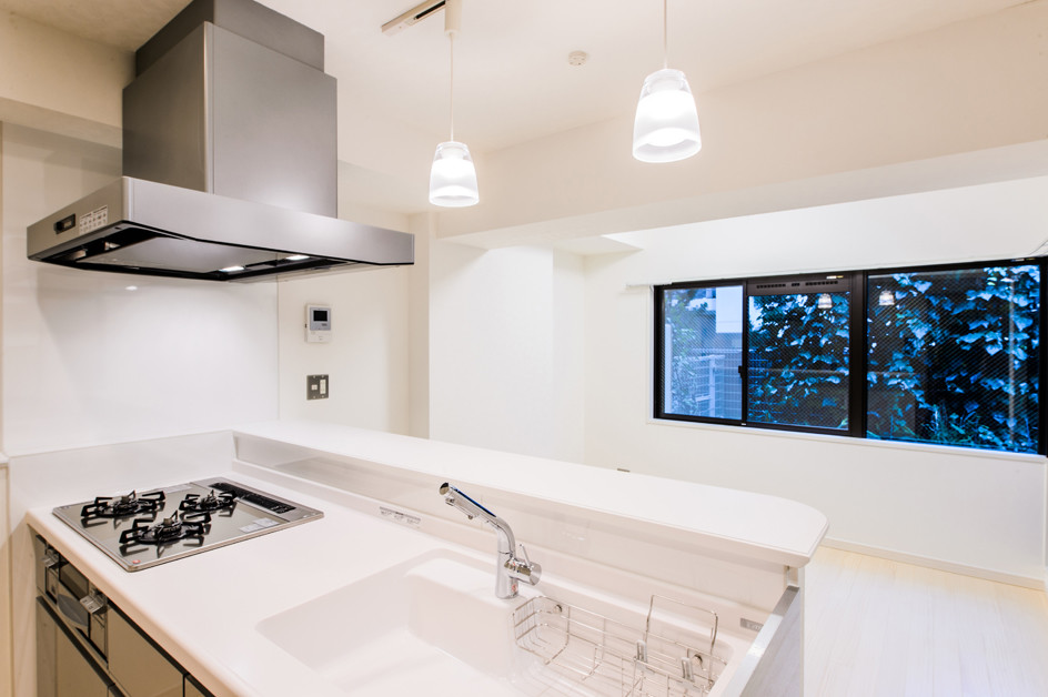 Источник вдохновения для домашнего уюта: прямая кухня-гостиная в стиле шебби-шик с белыми фасадами, светлым паркетным полом и полуостровом