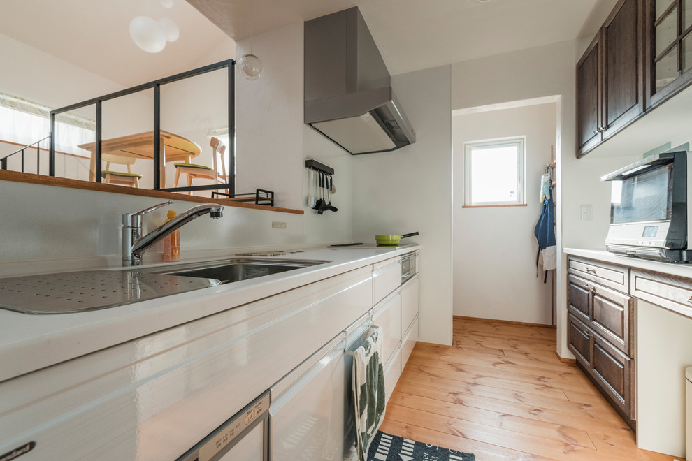 Foto di una cucina boho chic con pavimento in legno massello medio e pavimento beige