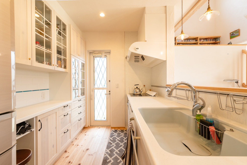 Idee per una cucina nordica con elettrodomestici bianchi, pavimento in legno massello medio e pavimento multicolore