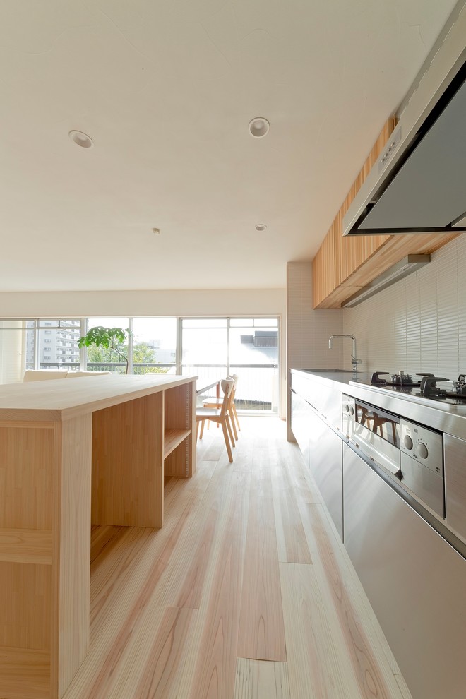 Ispirazione per una cucina nordica con top in legno, parquet chiaro, pavimento beige e top beige