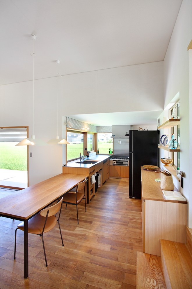 Foto de cocina de estilo zen abierta con suelo de madera en tonos medios y suelo marrón