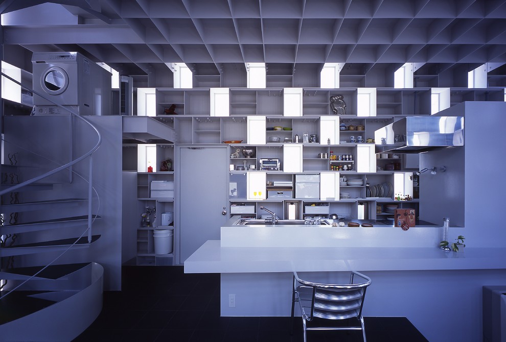 東京23区にあるコンテンポラリースタイルのおしゃれなキッチン (アンダーカウンターシンク、オープンシェルフ、白いキャビネット、シルバーの調理設備) の写真