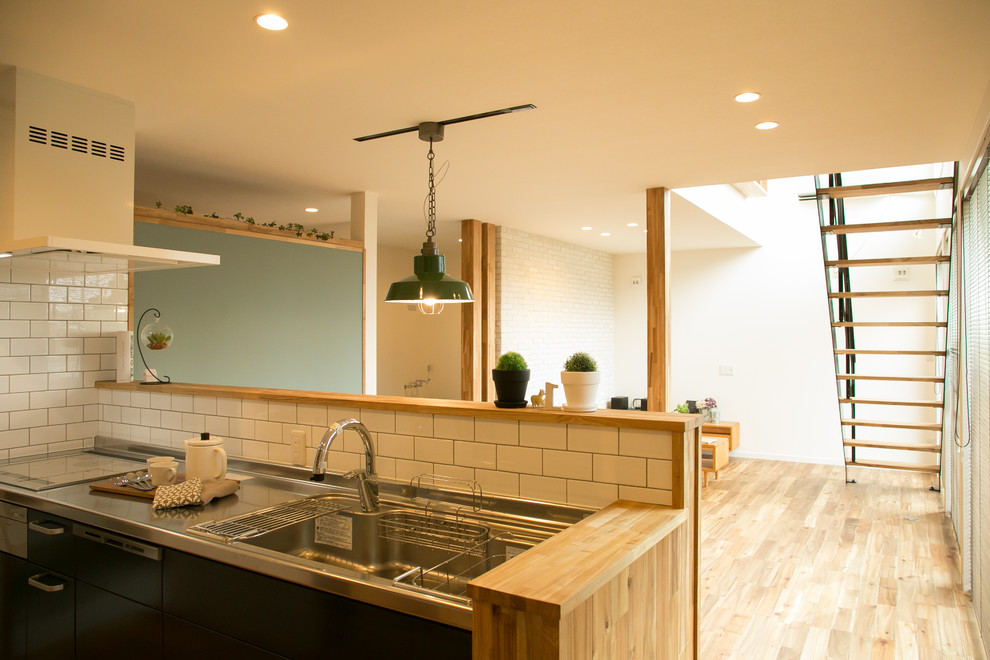 Источник вдохновения для домашнего уюта: кухня в стиле модернизм с паркетным полом среднего тона и коричневым полом