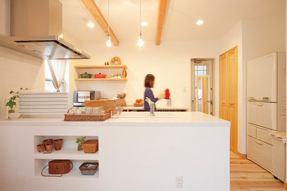 Imagen de cocina lineal de estilo de casa de campo abierta