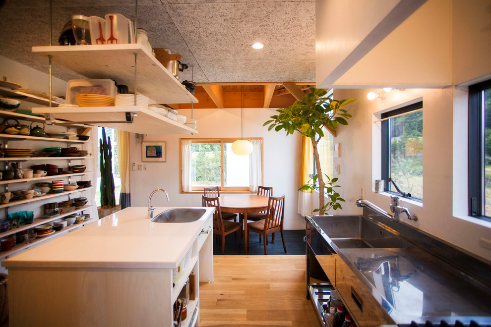 他の地域にあるアジアンスタイルのおしゃれなキッチン (一体型シンク、オープンシェルフ、白いキャビネット、淡色無垢フローリング) の写真