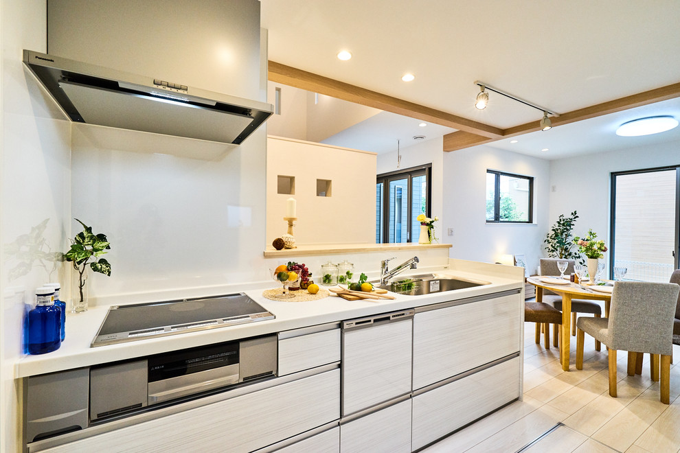 他の地域にある北欧スタイルのおしゃれなキッチン (合板フローリング、白い床、ベージュのキッチンカウンター) の写真