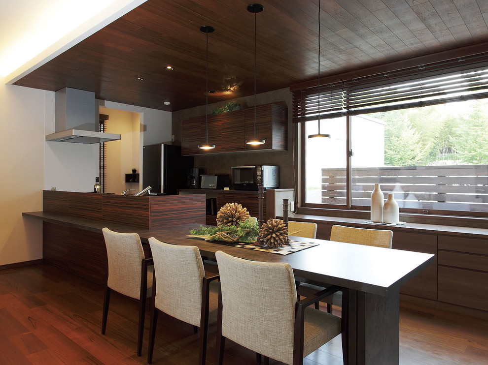 Foto di una cucina lineare classica con ante lisce, ante in legno scuro, pavimento marrone e pavimento in compensato
